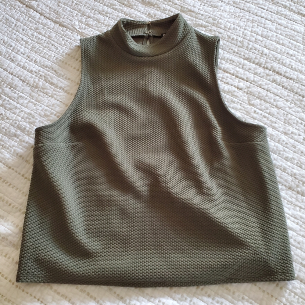 Express sleeveless crop - Medium